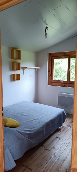 1 bedroom, desk, iron/ironing board, WiFi