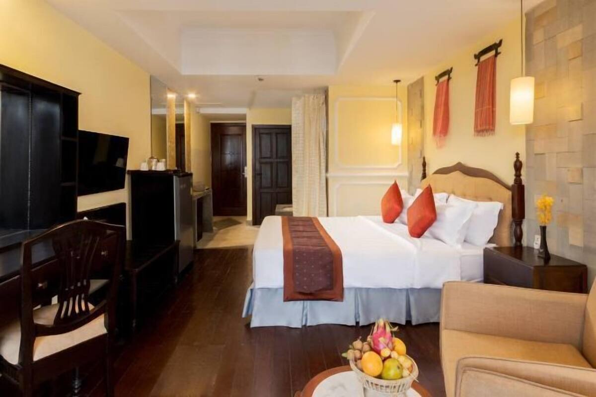In-room safe, desk, soundproofing, free WiFi
