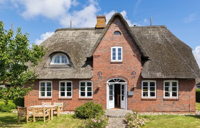 Reetdachhaus Stavanger - ein Wunderschönes Haus im Historischen Nebeler Ortskern