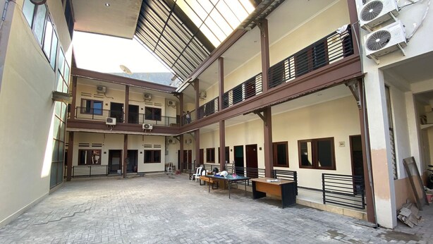 A multi-level building with a courtyard, air conditioning units, and a satellite dish. - Hotel O Sweet Home Residence Simpang Lima (Semarang)