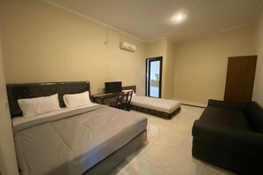 Desk, laptop workspace, free WiFi, bed sheets - Hotel O Sweet Home Residence Simpang Lima (Semarang)