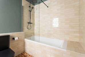 Shower, hair dryer - Spacious Stylish 4-BR Modernist Apartment (Barcelona)