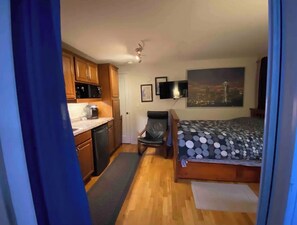 1 bedroom, iron/ironing board, WiFi, bed sheets - Garden studio with your own backyard (Kirkland)