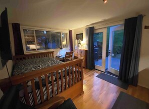 1 bedroom, iron/ironing board, WiFi, bed sheets - Garden studio with your own backyard (Kirkland)