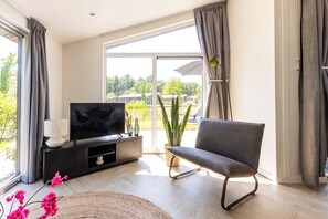 Chalet | Living room - Chalet by Pond With Sauna (Veldhoven)