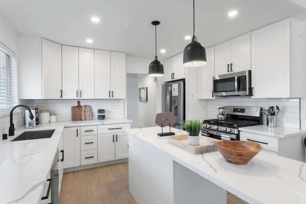 Kühlschrank, Mikrowelle, Ofen, Herdplatte