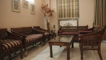 Room, 1 Bedroom, Accessible, Smoking | Living area
