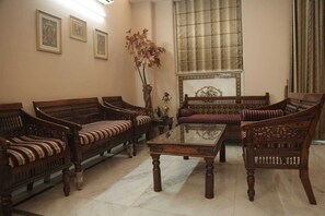 Quarto, 1 quarto, acessível, para fumantes | Área de estar