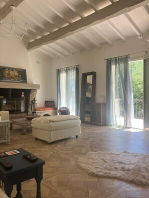 TV connectée, table de tennis de table, livres