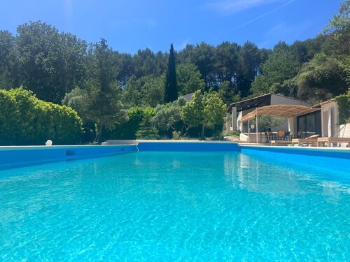 Maison "détente" sur 1, 5 hectars sous colline boisée, avec équipements de sport