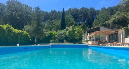 Maison "détente" sur 1, 5 hectars sous colline boisée, avec équipements de sport