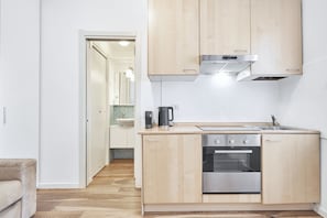 Fridge, oven, stovetop, coffee/tea maker - Easylife - Studio a few minutes from Cadorna FS (Milano)