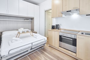 Iron/ironing board, WiFi, bed sheets