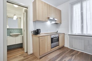 Fridge, oven, stovetop, coffee/tea maker