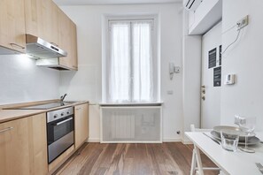 Fridge, oven, stovetop, coffee/tea maker