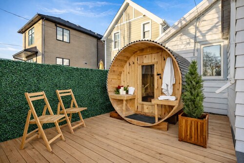 Outdoor Sauna Oasis near Stampede, 2BR, Parking