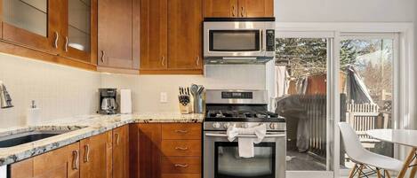 Jääkaappi, mikroaaltouuni, uuni, liesi