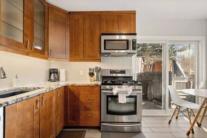 Fridge, microwave, oven, stovetop - Sunshine Retreat 3-BDRMUpper Unit w AC & Patio (Calgary)