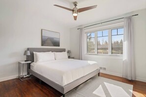 3 bedrooms, desk, iron/ironing board, free WiFi