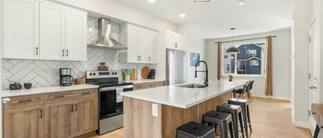 Refrigerador, microondas, horno y parrilla de estufa