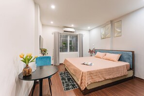 Estudio senior | 1 habitación, decoración personalizada, muebles diferentes y escritorio 