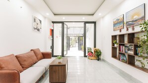 Un interior moderno con un sofá, una mesa de centro y una estantería.