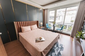 Estudio panorámico | 1 habitación, decoración personalizada, muebles diferentes y escritorio 
