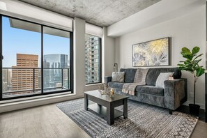 Smart TV - City Views from High Floor - Gym, Pool, AC, Prkng (Calgary)