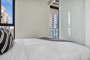 1 bedroom, iron/ironing board, free WiFi, bed sheets - City Views from High Floor - Gym, Pool, AC, Prkng (Calgary)