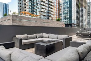 Terrace/patio - City Views from High Floor - Gym, Pool, AC, Prkng (Calgary)