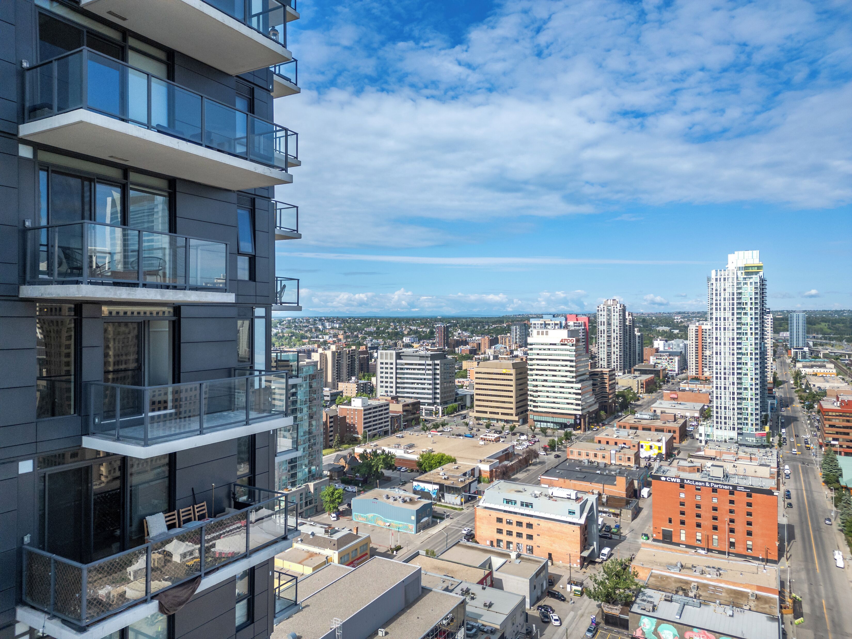 Un immeuble de grande hauteur doté de nombreux balcons et offrant une vue sur le paysage urbain.