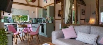 Field View Cottage, hot tub, pet friendly, great views, cosy, relaxing