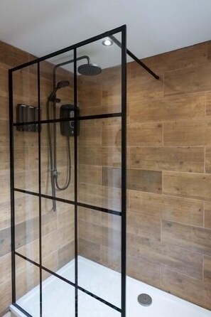 Een haardroger, handdoeken, zeep, toiletpapier