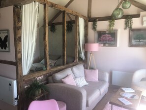 Living area - Field View Cottage, hot tub, pet friendly, great views, cosy, relaxing (Hereford)