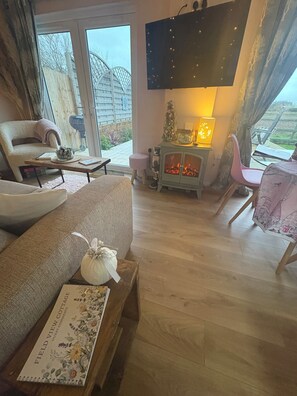 Living area - Field View Cottage, hot tub, pet friendly, great views, cosy, relaxing (Hereford)