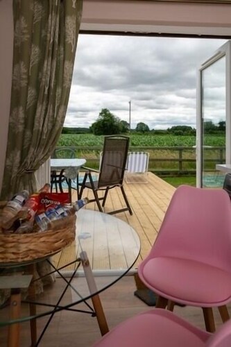 Field View Cottage, hot tub, pet friendly, great views, cosy, relaxing