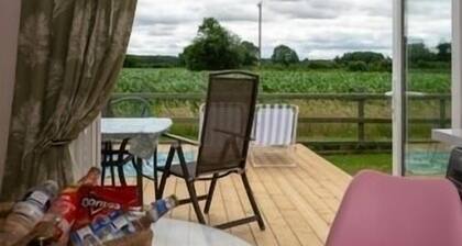 Field View Cottage, hot tub, pet friendly, great views, cosy, relaxing
