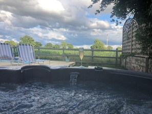 Outdoor spa tub - Field View Cottage, hot tub, pet friendly, great views, cosy, relaxing (Hereford)