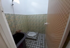 Shower, towels - Hotel O Rafie Exclusive 2 Syariah (Jambi)