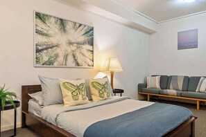 Iron/ironing board, WiFi, bed sheets, wheelchair access