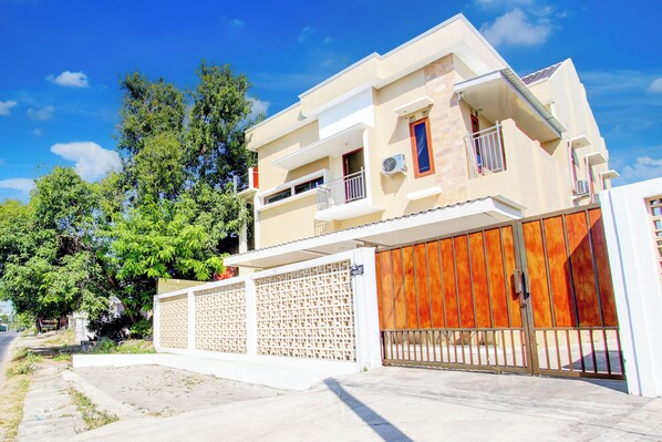 Front of property - Hotel O Tinampi House Syariah (Cepu)