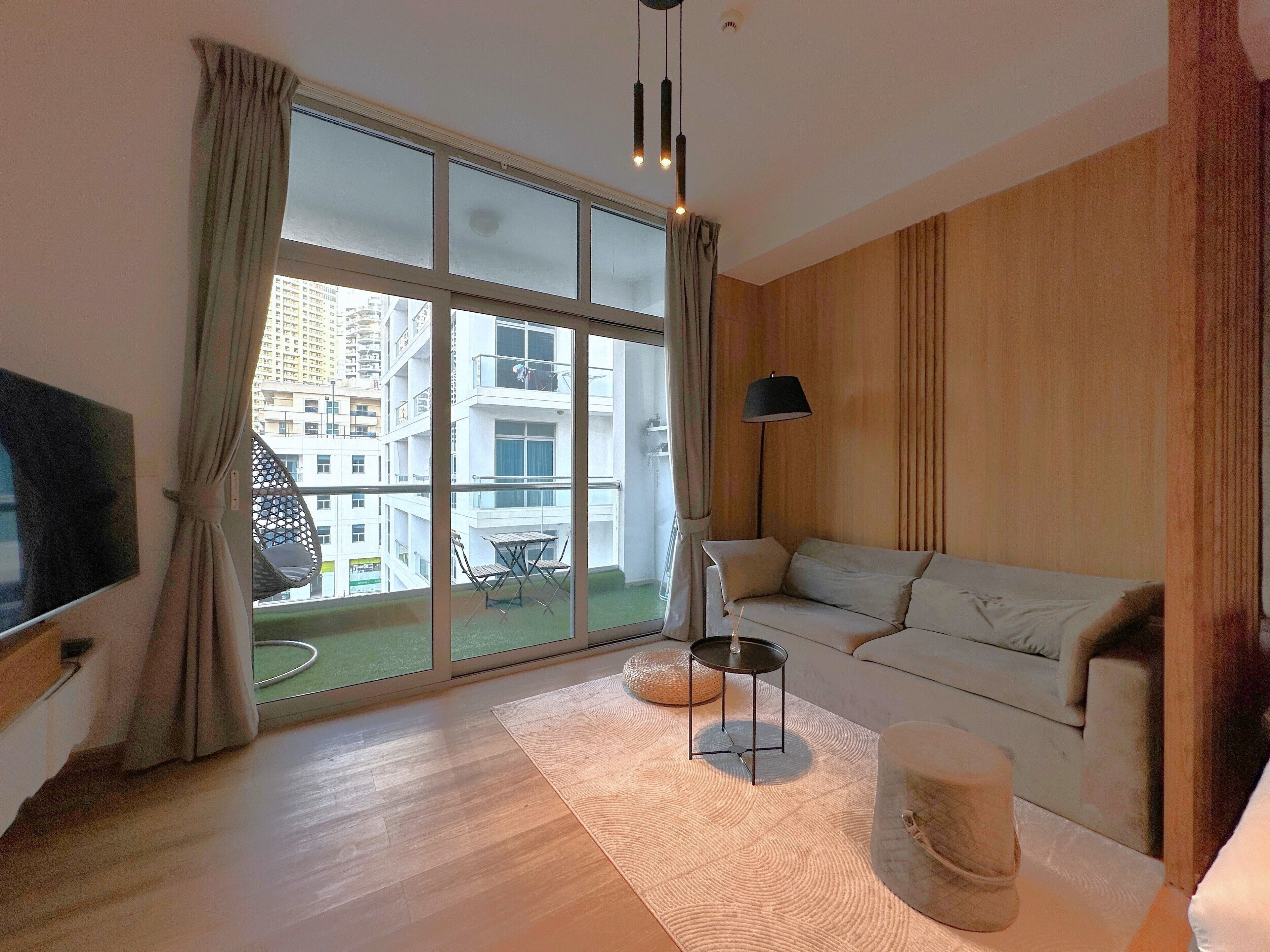 42-英寸智能电视 （配备有线频道）、加热地板