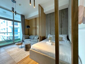 Estudio de lujo, vistas a la ciudad | Minibar, decoración individual, mobiliario individual y escritorio