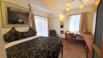 Suite Studio Exécutive, balcon, vue piscine | Coffres-forts dans les chambres, bureau