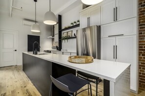 Fridge, microwave, oven, stovetop - Le 1911 Condo Luxueux (Québec)