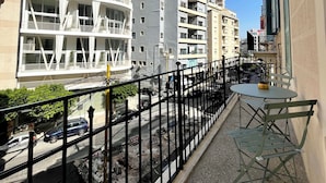 Unclassified image, 3 of 38, button - bhub (Beirut)