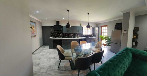  Cozy 2-bedroom cottage, close to the airport- Edenvale with modern facilities 