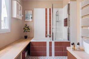 Douche, séchoir à cheveux, serviettes fournies