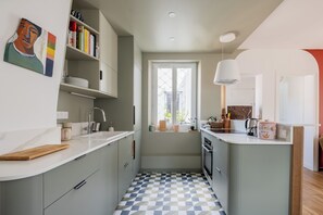 Kjøleskap, mikrobølgeovn, ovn og oppvaskmaskin