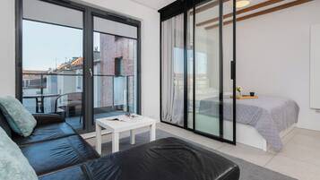 شقة - غرفة نوم واحدة - بشرفة | غرفة المعيشة | تلفزيون بشاشة مسطحة بحجم 50-بوصة يعرض قنوات تلفزيونية باشتراك مدفوع